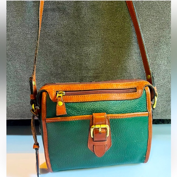 Liz Claiborne Handbags - Vintage Liz Claiborne Hunter Green Leather Purse